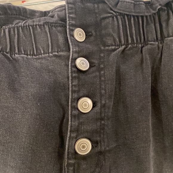 No Boundaries black high waisted button fly shorts. Size L - Picture 3 of 4